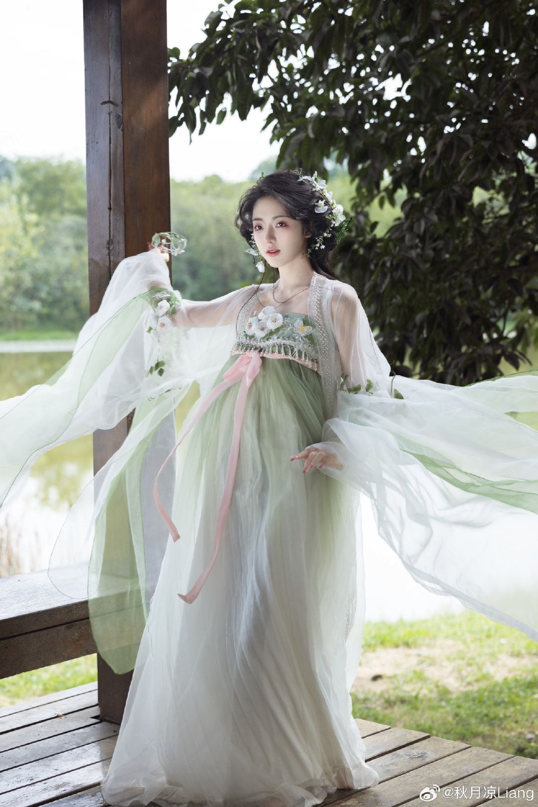 Ancient-Style Girls Overcoat with Robes and Capes:A Guide to Traditional Chinese Childrens Fashion Ancient-Style Girls Overcoat with Robes and Capes:A Guide to Traditional Chinese Childrens Fashion