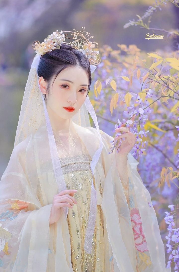 Reimagining the Adorable Cheongsam:Modernizing Traditional Elegance Reimagining the Adorable Cheongsam:Modernizing Traditional Elegance
