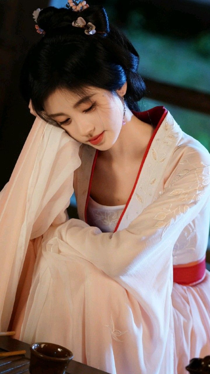 The Revival of Hanfu:The Beauty of Qishua and Traditional Chinese Clothing The Revival of Hanfu:The Beauty of Qishua and Traditional Chinese Clothing
