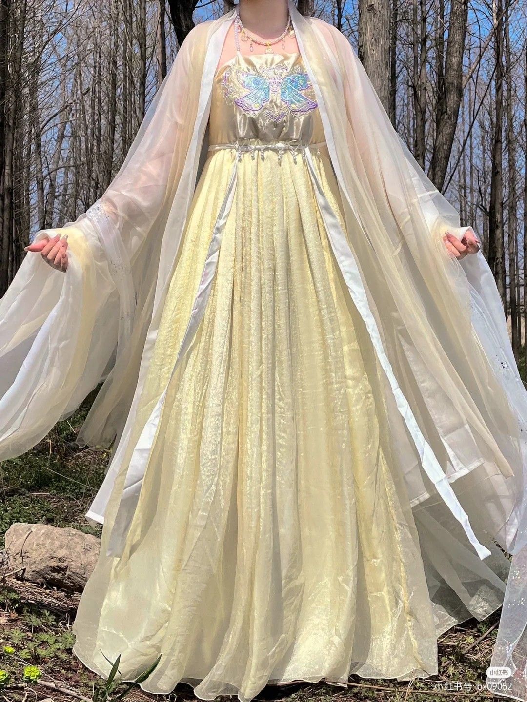 The Enchantment of Pink Hair Ornaments in Traditional Hanfu Fashion The Enchantment of Pink Hair Ornaments in Traditional Hanfu Fashion
