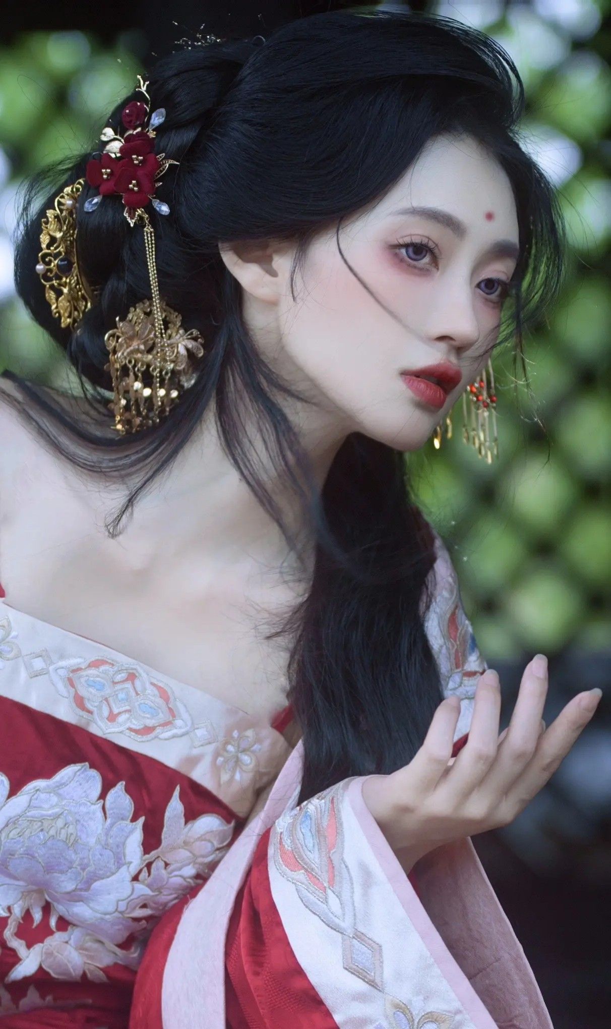 The Rise of Hanfu Fashion and Traditional Learning in the Girl Child of China The Rise of Hanfu Fashion and Traditional Learning in the Girl Child of China