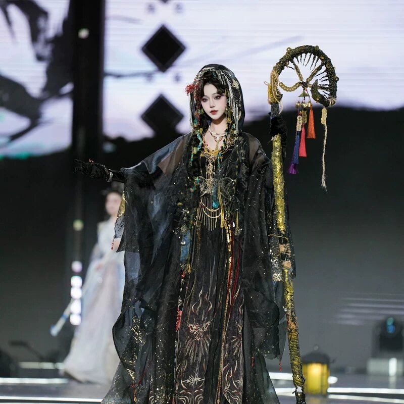 Eighth伍Qiyi:The Revival of Hanfu Fashion Eighth伍Qiyi:The Revival of Hanfu Fashion