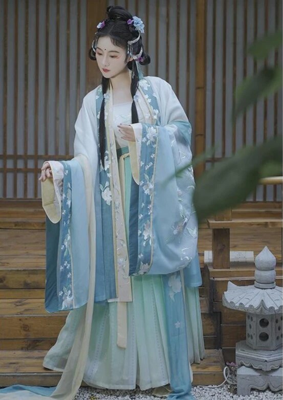 The Evolution of the Hooded Cape in Traditional Chinese Hanfu Fashion The Evolution of the Hooded Cape in Traditional Chinese Hanfu Fashion