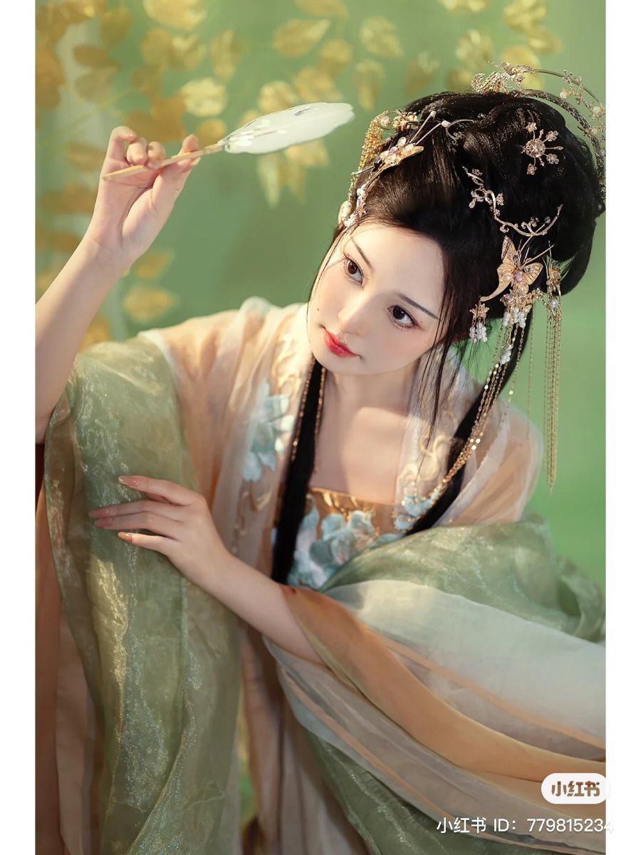 Elegance of Ancient Hanfu:The Charm of Chest-High Skirt Elegance of Ancient Hanfu:The Charm of Chest-High Skirt