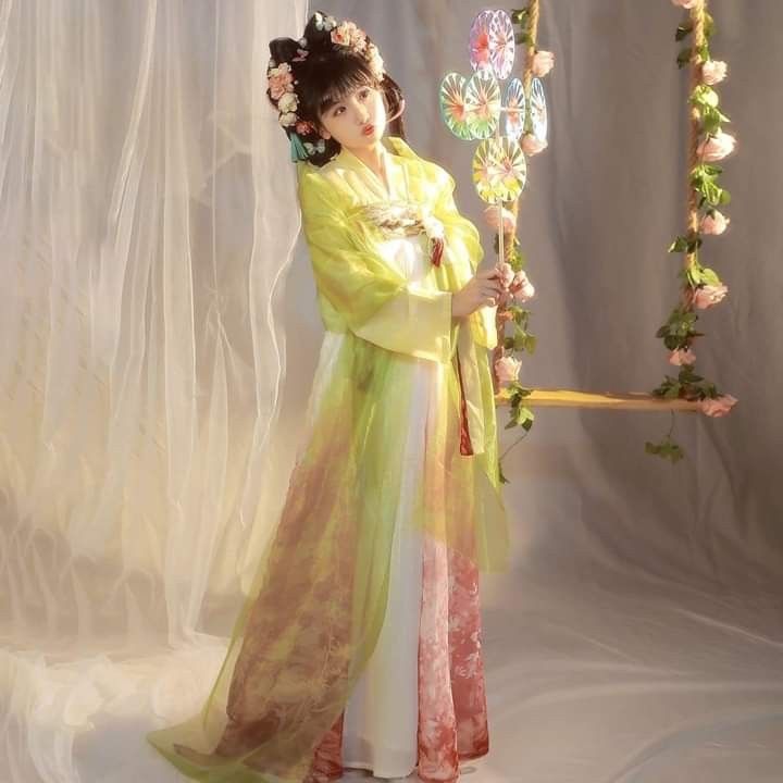Ephemerality of Dreams in Han Shang Hua Lians Traditional Chinese Clothing Ephemerality of Dreams in Han Shang Hua Lians Traditional Chinese Clothing