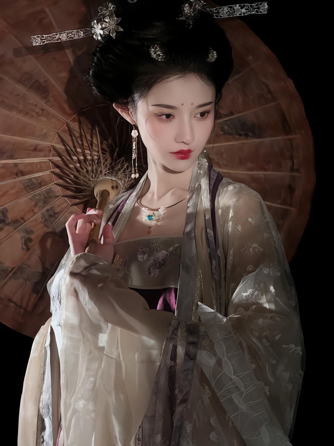 Reimagining Traditional Tangzhuang Cheongsam:Modern Innovations and Evolution Reimagining Traditional Tangzhuang Cheongsam:Modern Innovations and Evolution