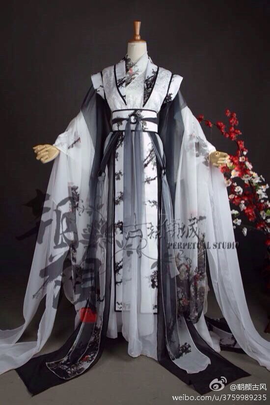 Springtime Splendor:The Revival of Hanfu Fashion Springtime Splendor:The Revival of Hanfu Fashion