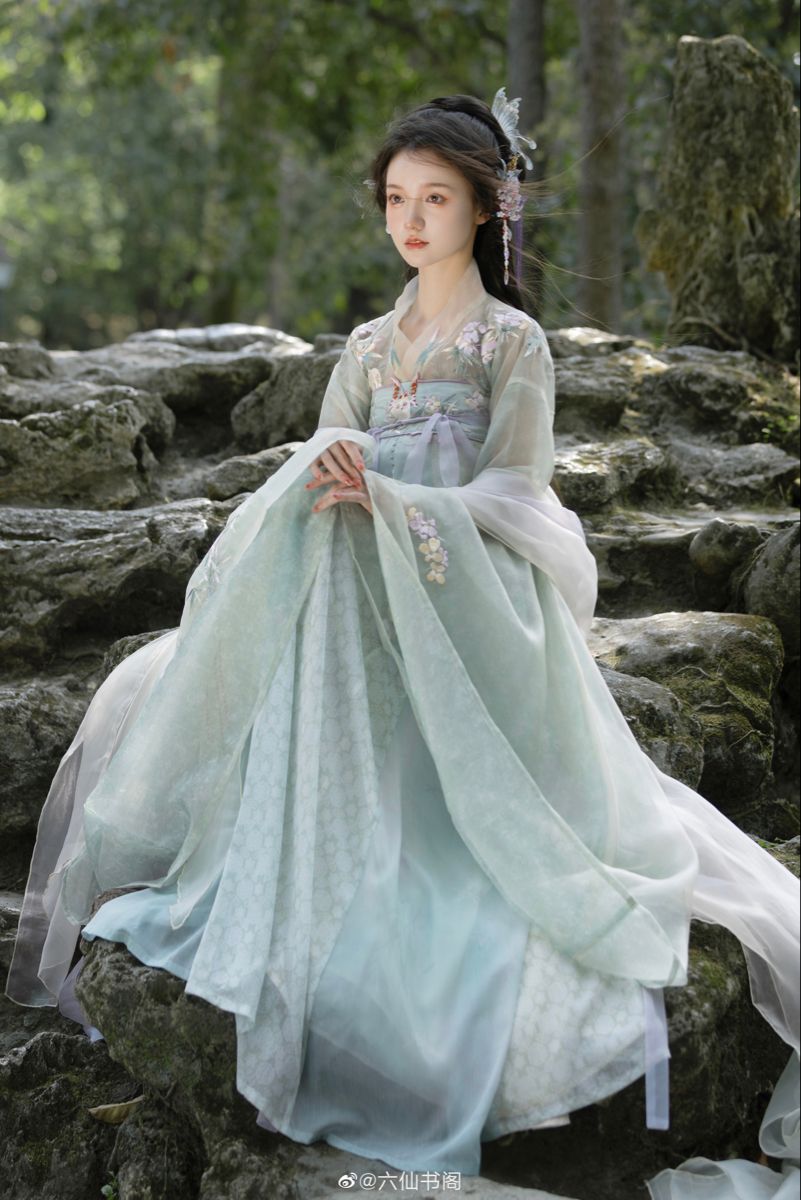 Embracing the Classic Elegance:The Art of Tailored Cheongsam for a Graceful Figure Embracing the Classic Elegance:The Art of Tailored Cheongsam for a Graceful Figure