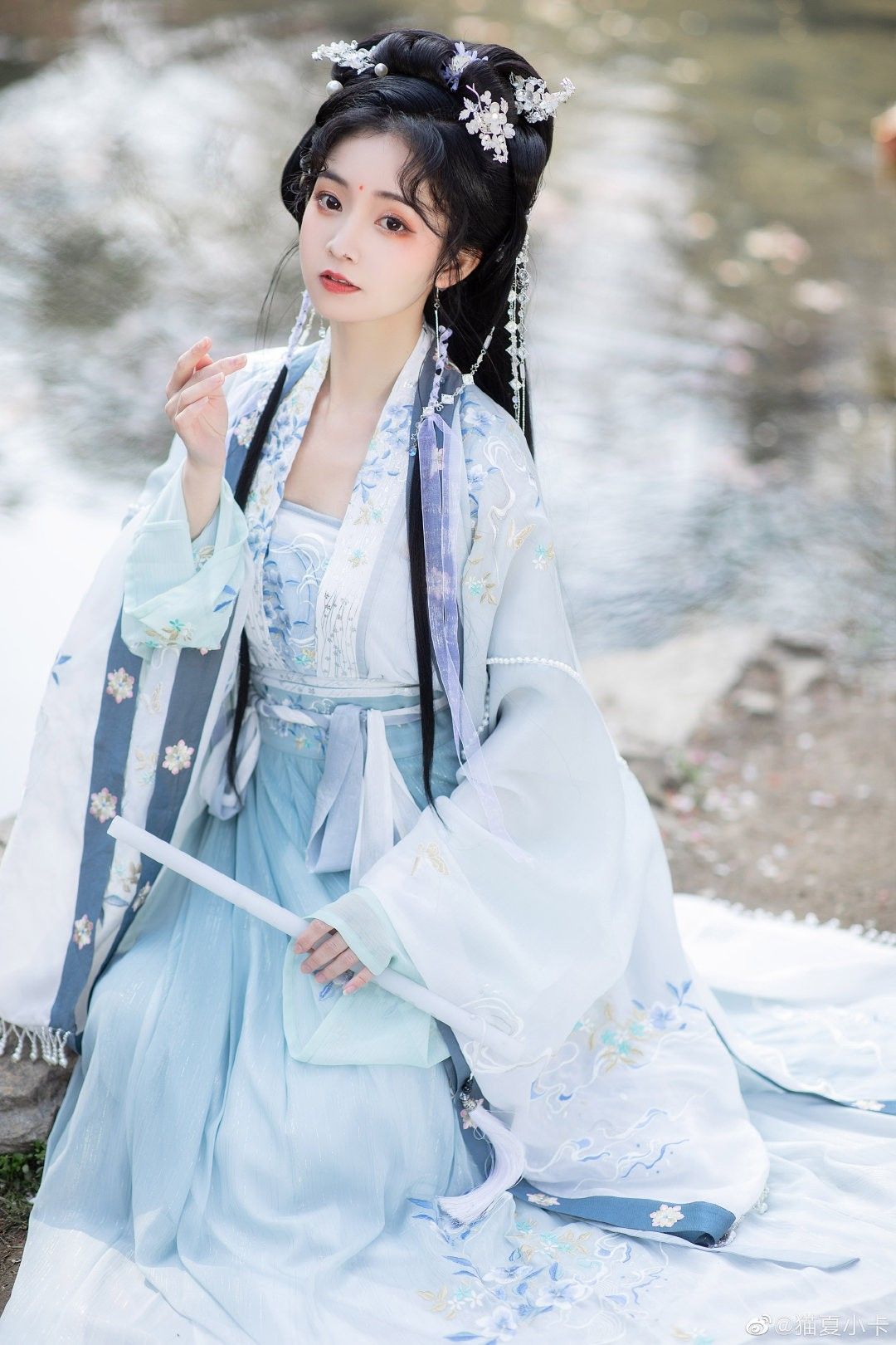 The Discussion on Hanfu Fashion with Bohus Perspective The Discussion on Hanfu Fashion with Bohus Perspective