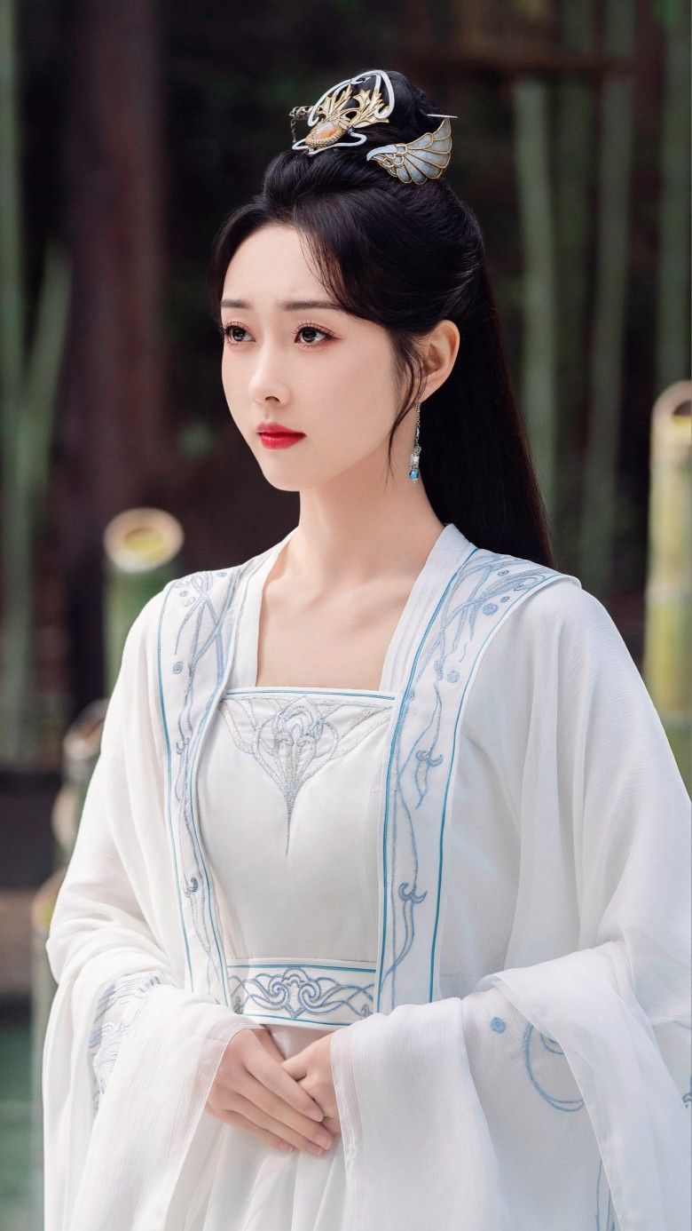 Miss Fours Cheongsam:A Glimpse into Traditional Chinese Elegance