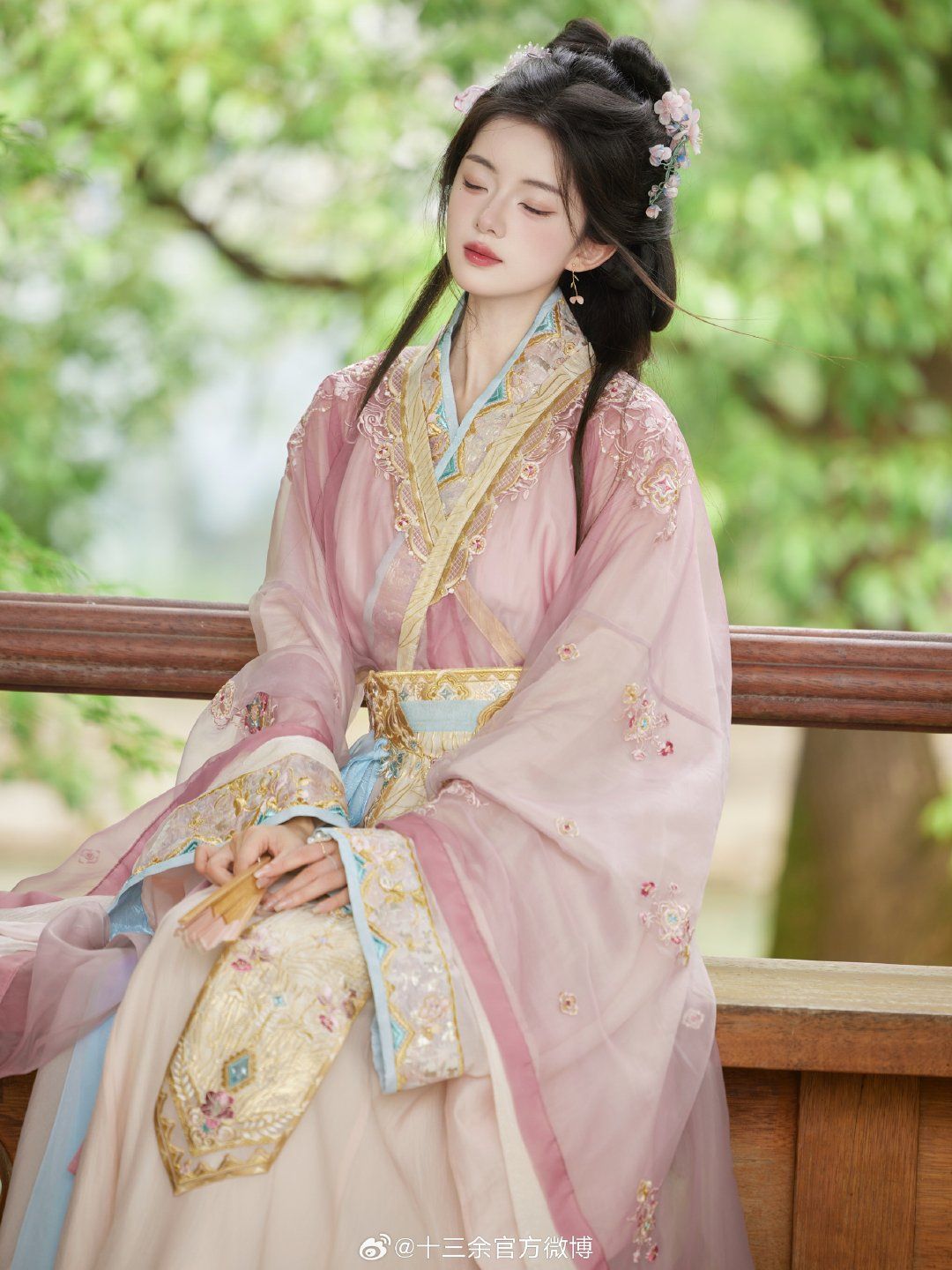 Live Streaming the Revival of Hanfu:A Journey into the World of Traditional Chinese Fashion Live Streaming the Revival of Hanfu:A Journey into the World of Traditional Chinese Fashion