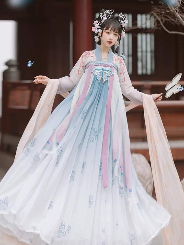 Elegance in the Sky:The Revival of Traditional Chinese Hanfu Fashion