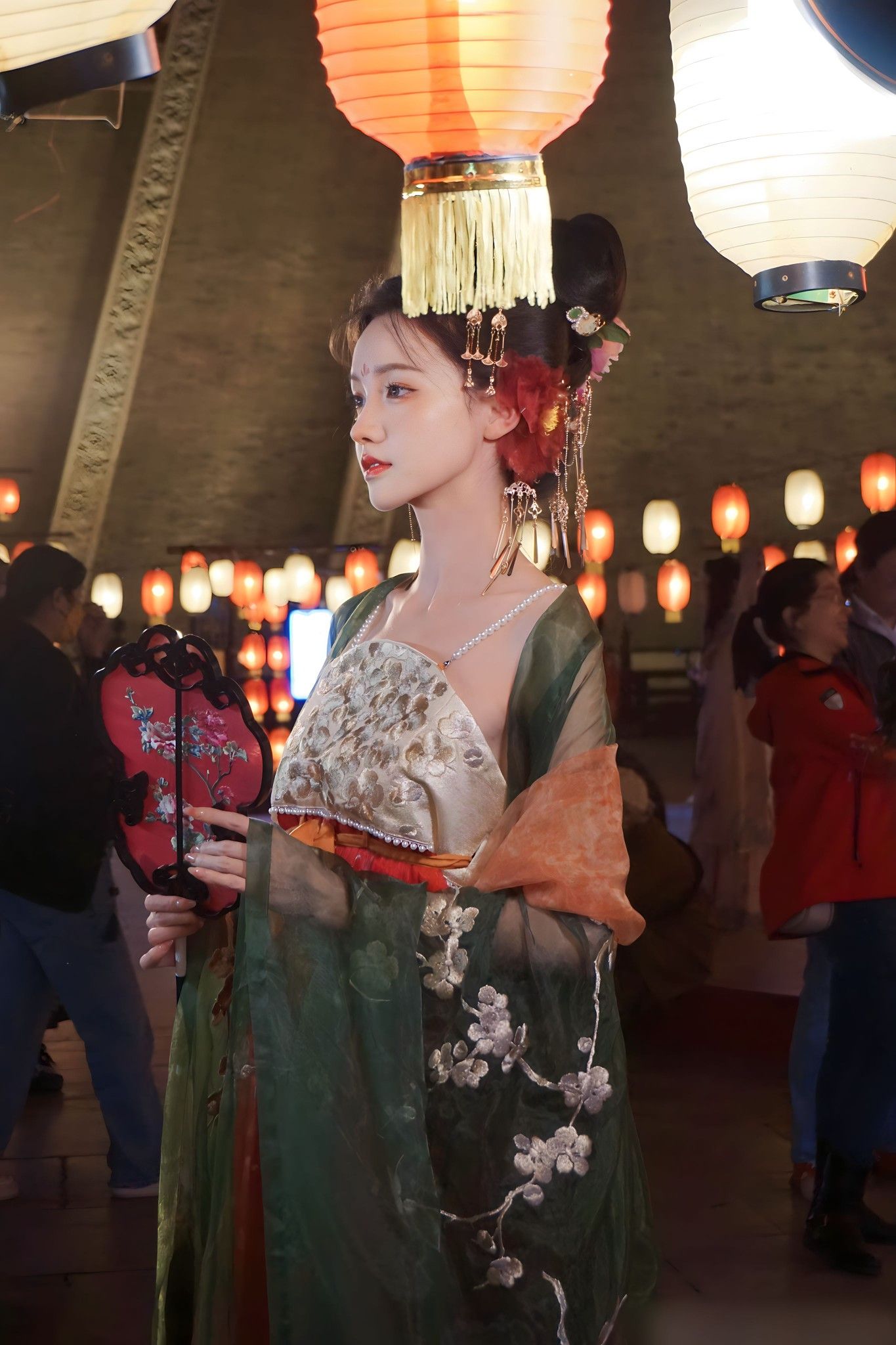 Ethereal Elegance of Hanfu Fan:The Allure of Ruffled Round Fans with Traditional Splendor Ethereal Elegance of Hanfu Fan:The Allure of Ruffled Round Fans with Traditional Splendor