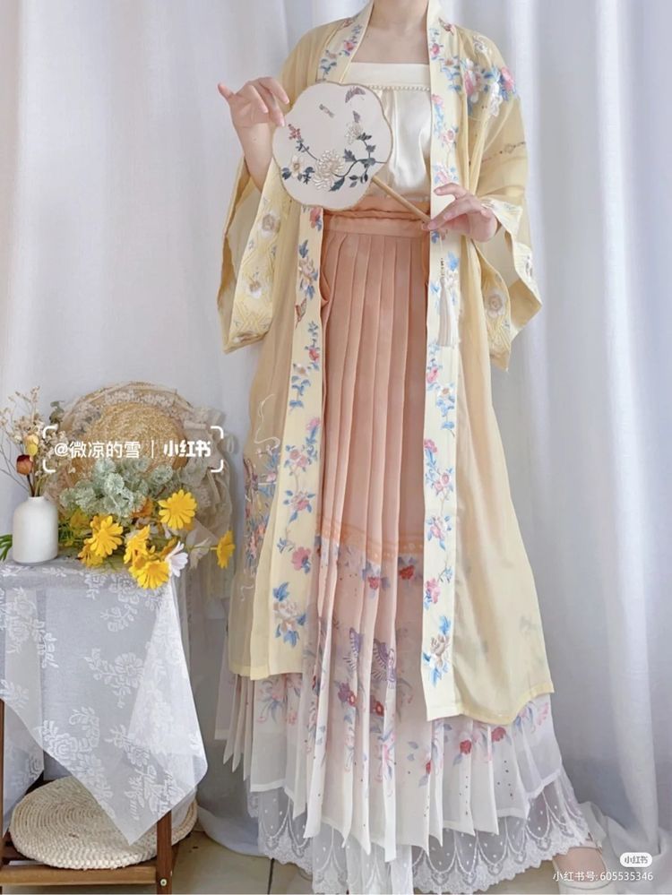 A New Years Hanfu Fashion:The Charm of Girls Horseface Skirt A New Years Hanfu Fashion:The Charm of Girls Horseface Skirt