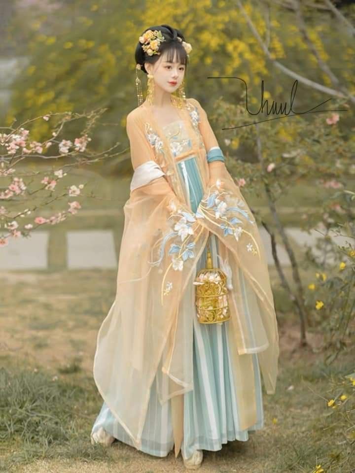 Qipao Style:A Student Girl Embracing the Traditional Charm of the Republic of China Qipao Style:A Student Girl Embracing the Traditional Charm of the Republic of China