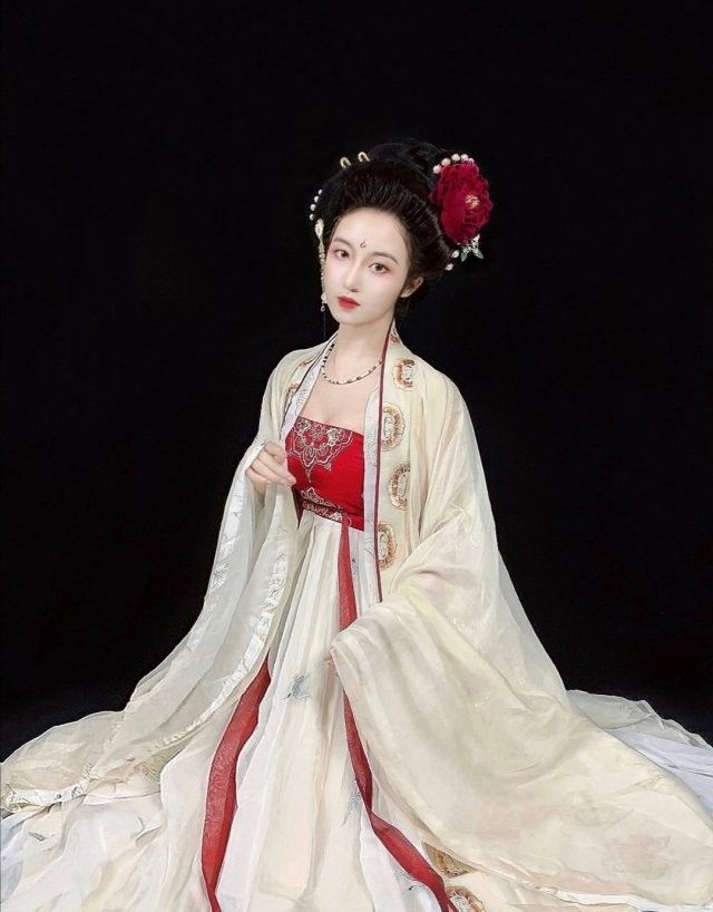Treasuring Fateful Encounters in Traditional Chinese Splendor:The Story of Xi Yuan and Hanfu Treasuring Fateful Encounters in Traditional Chinese Splendor:The Story of Xi Yuan and Hanfu