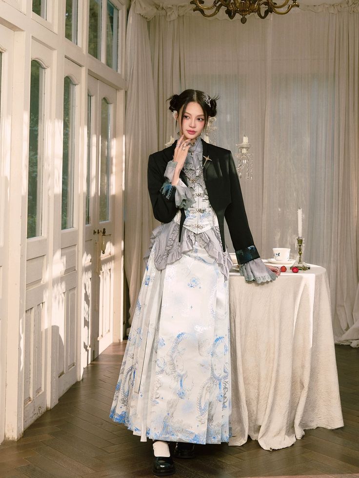 Dominating in Traditional Chinese Womens Hanfu Fashion:The Students Journey Dominating in Traditional Chinese Womens Hanfu Fashion:The Students Journey