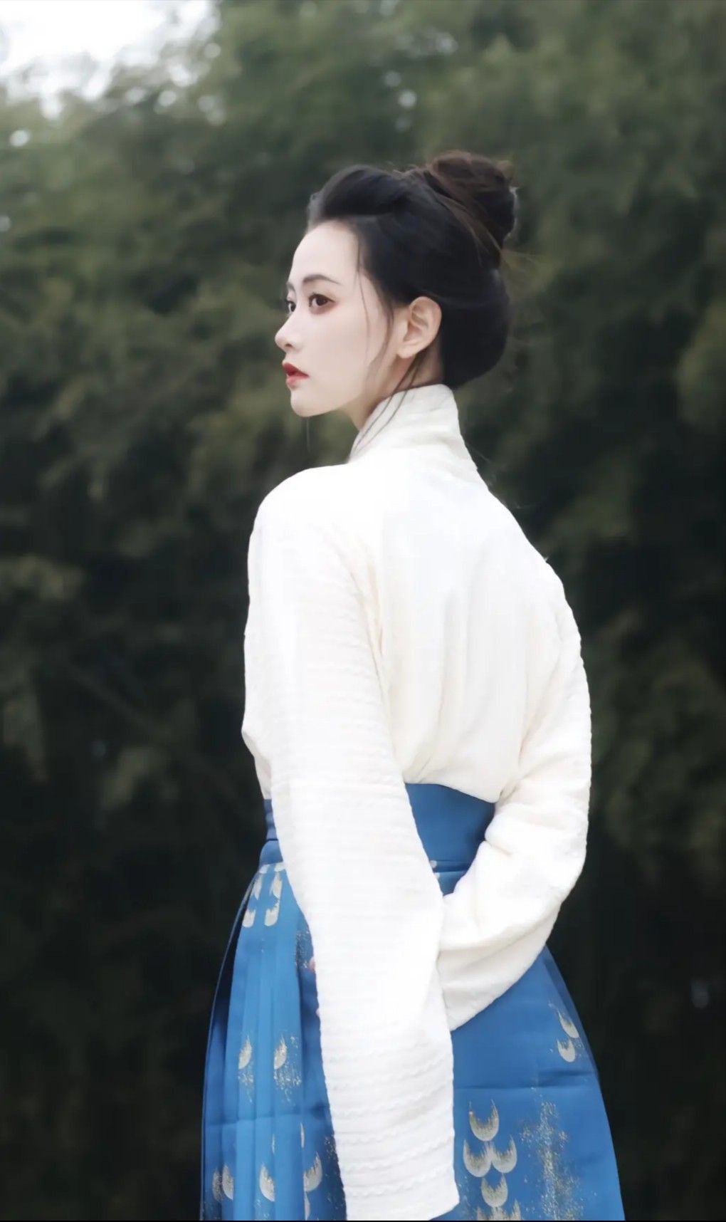 Original Blue Hanfu Qiyao:Embracing Traditional Elegance in Modern Times Original Blue Hanfu Qiyao:Embracing Traditional Elegance in Modern Times
