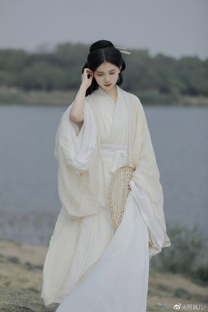 Wang Yuans Supportive Clothes:The Charm of Traditional Chinese Hanfu Wang Yuans Supportive Clothes:The Charm of Traditional Chinese Hanfu
