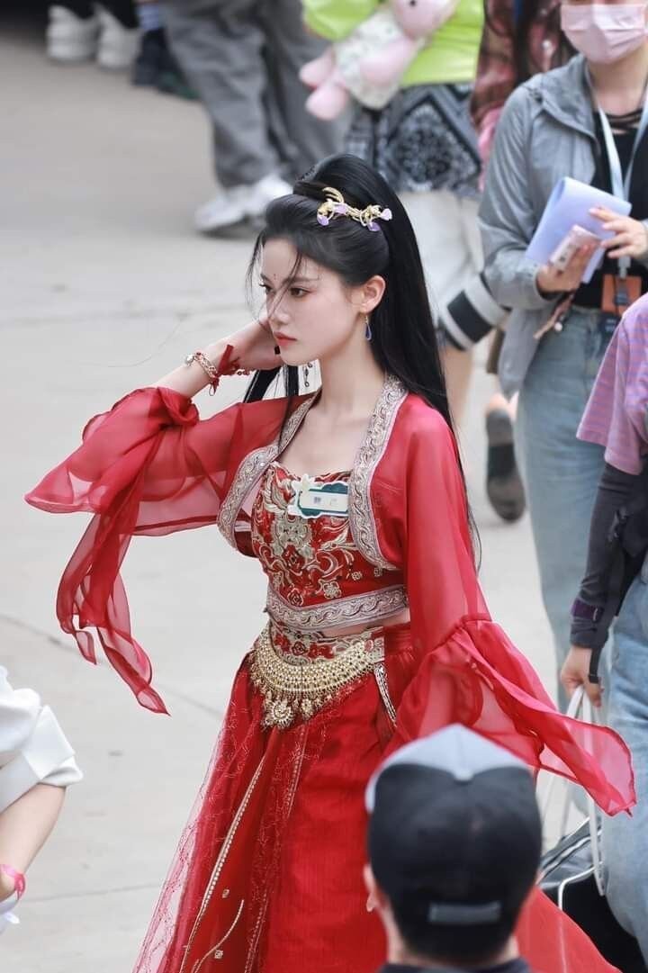 The Splendor of Cloud-肩 Hanfu in Peach Blossoms The Splendor of Cloud-肩 Hanfu in Peach Blossoms