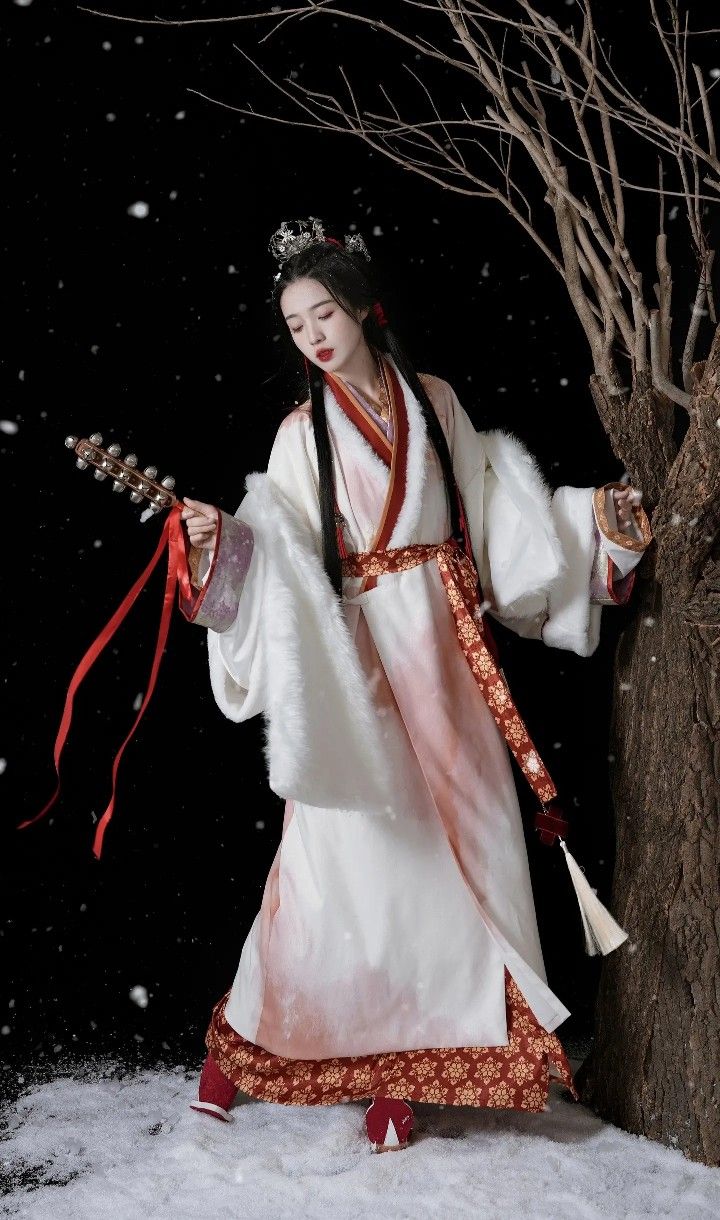 Traditional Cheongsam Fashion and Accessories in the Republic of China Era Traditional Cheongsam Fashion and Accessories in the Republic of China Era