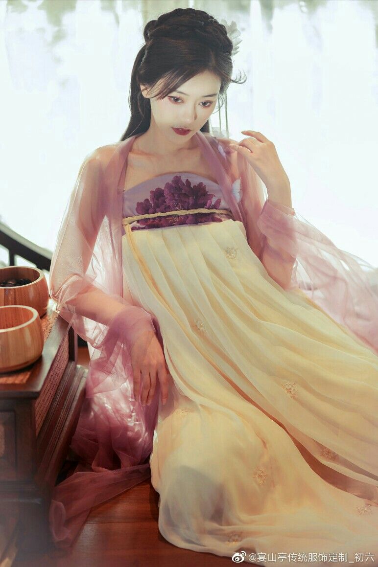 The Splendor of Blue and White:Womens Hanfu Dress with Porcelain Patterns The Splendor of Blue and White:Womens Hanfu Dress with Porcelain Patterns