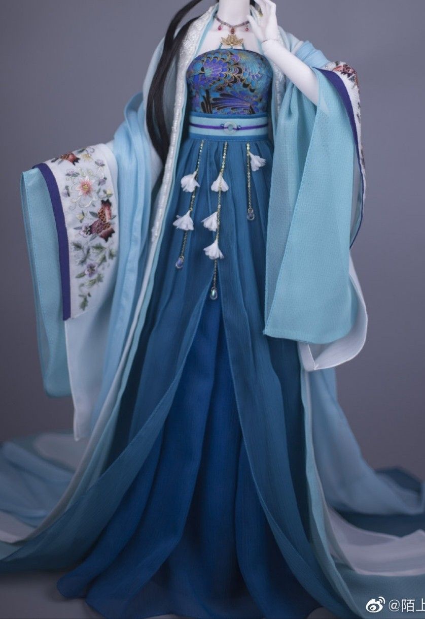 Petite Charm:The Elegance of Miniature in Cheongsams Delicate World of Thin Fabric Petite Charm:The Elegance of Miniature in Cheongsams Delicate World of Thin Fabric