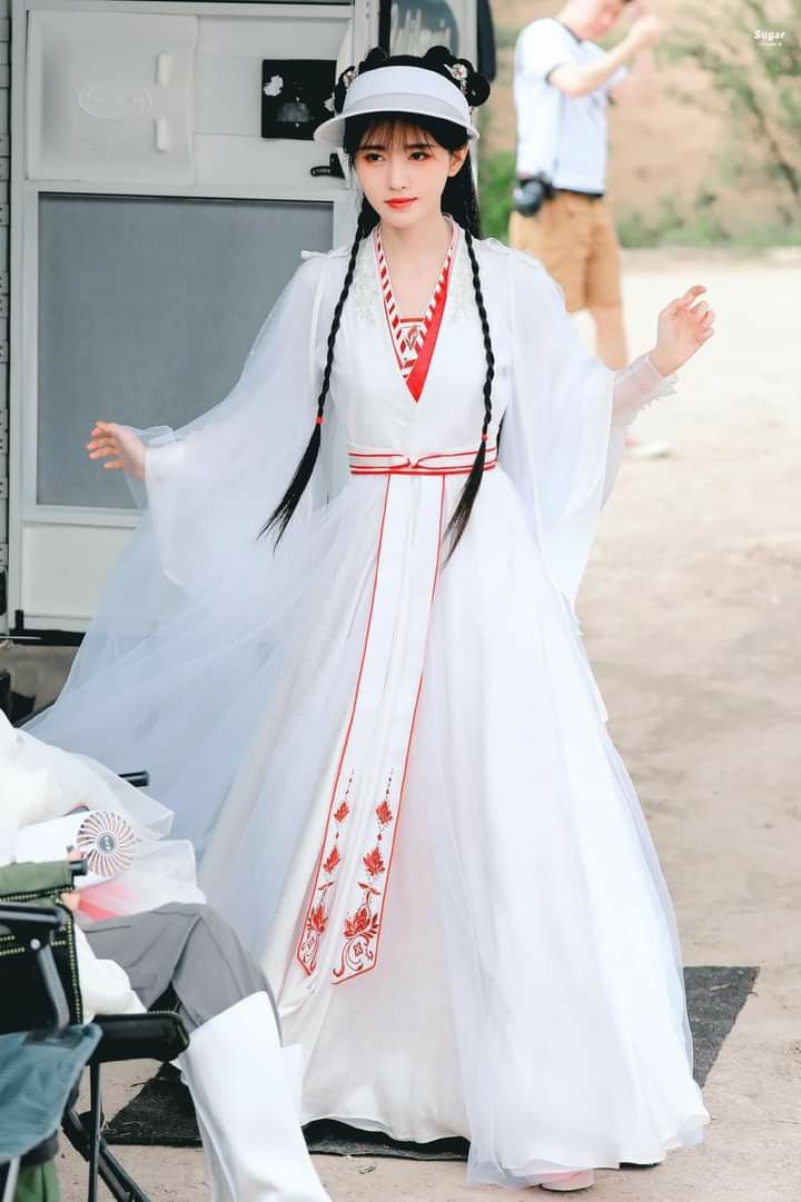 The Ritual of Tang Suit Grabbing for Good Fortune in Chinese Tradition The Ritual of Tang Suit Grabbing for Good Fortune in Chinese Tradition