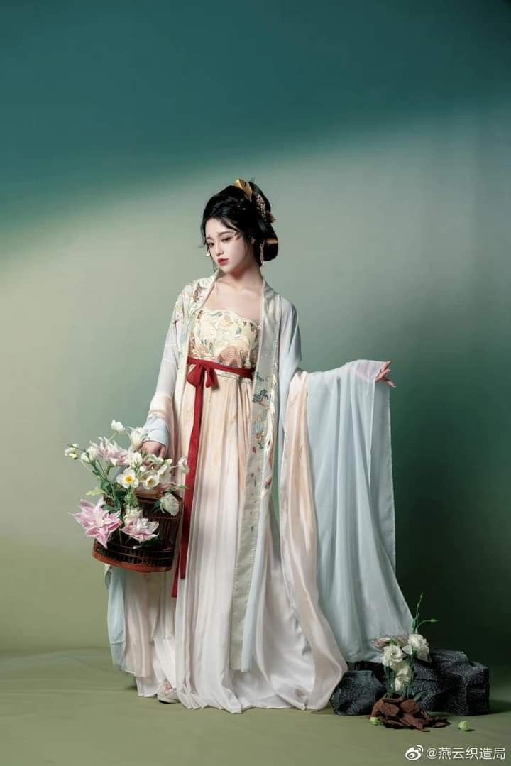 The Rise of Hanfu Fashion:13-Year-Old Girls Summer Attire in Junior Middle School