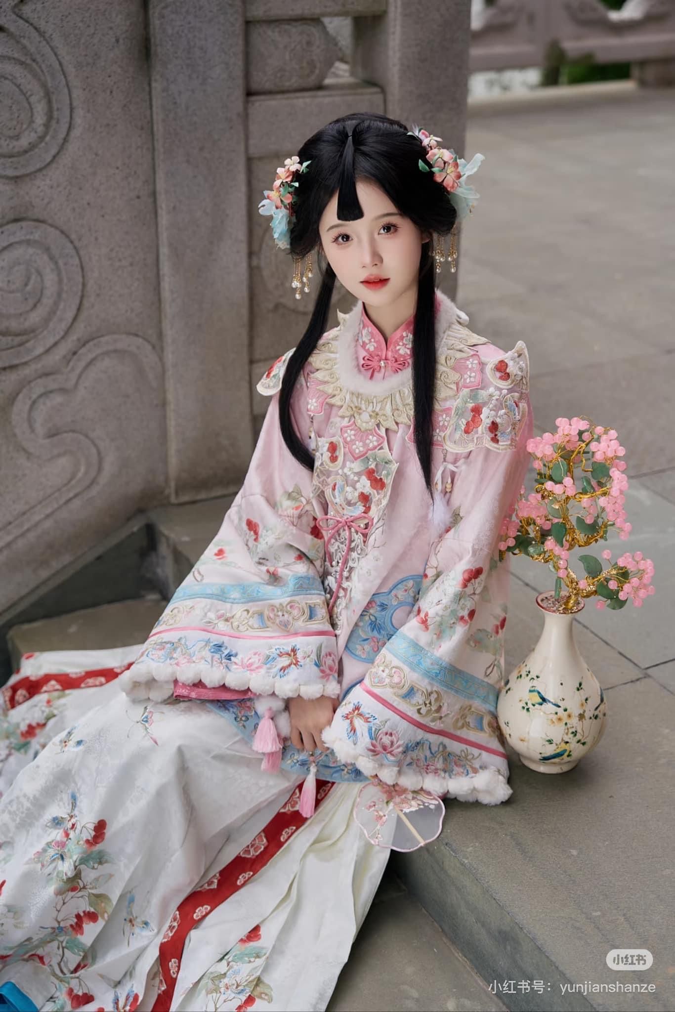 Reinventing Traditional Tangzhuang:Modernizing Classic Chinese Fashion Reinventing Traditional Tangzhuang:Modernizing Classic Chinese Fashion