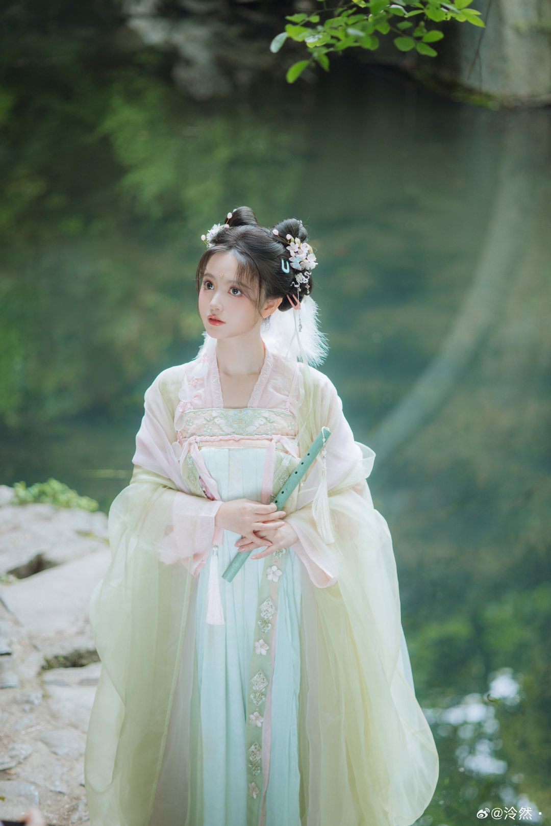 Elegant Long-Sleeve Cheongsam with Deerskin Velvet Fabric Elegant Long-Sleeve Cheongsam with Deerskin Velvet Fabric