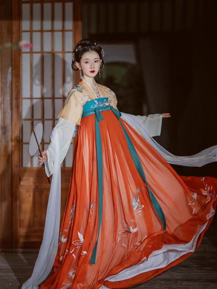 Embracing the Classics:The Art of Pairing Qipao with Wig
