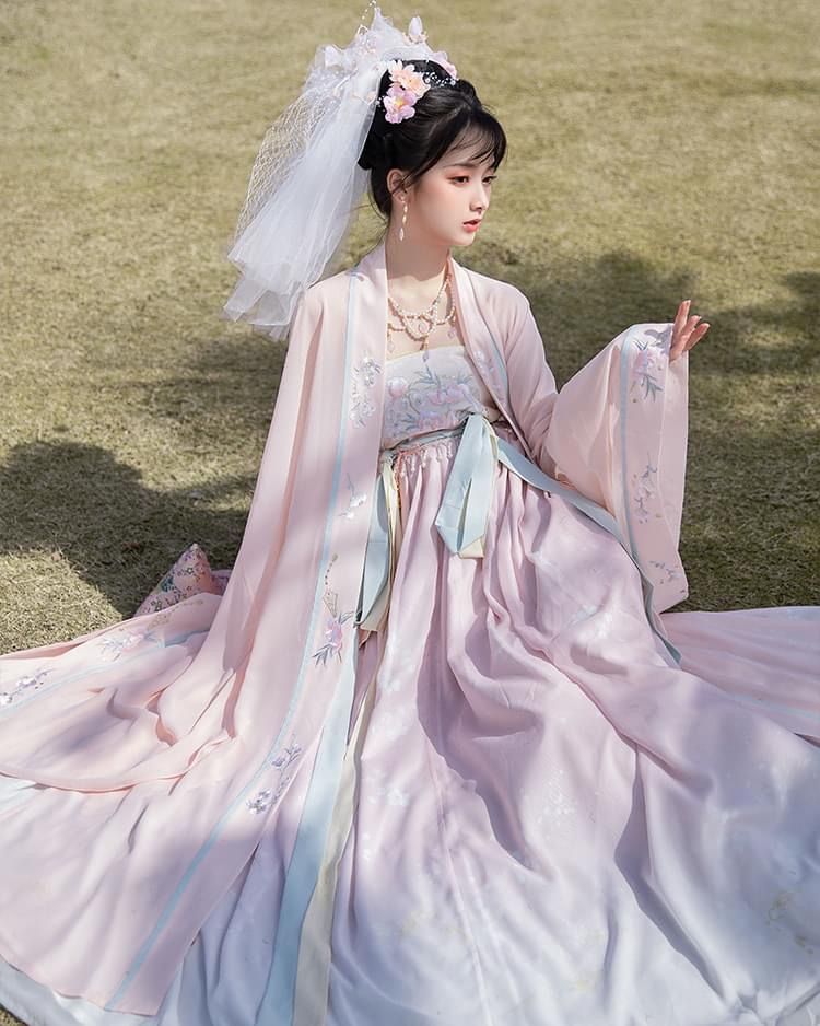 A Tale of Two Guro Students in Traditional Hanfu Friendship A Tale of Two Guro Students in Traditional Hanfu Friendship